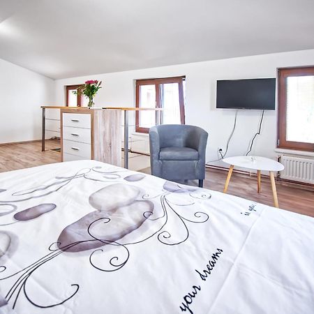 Nice Accommodation In Мікулов Екстер'єр фото