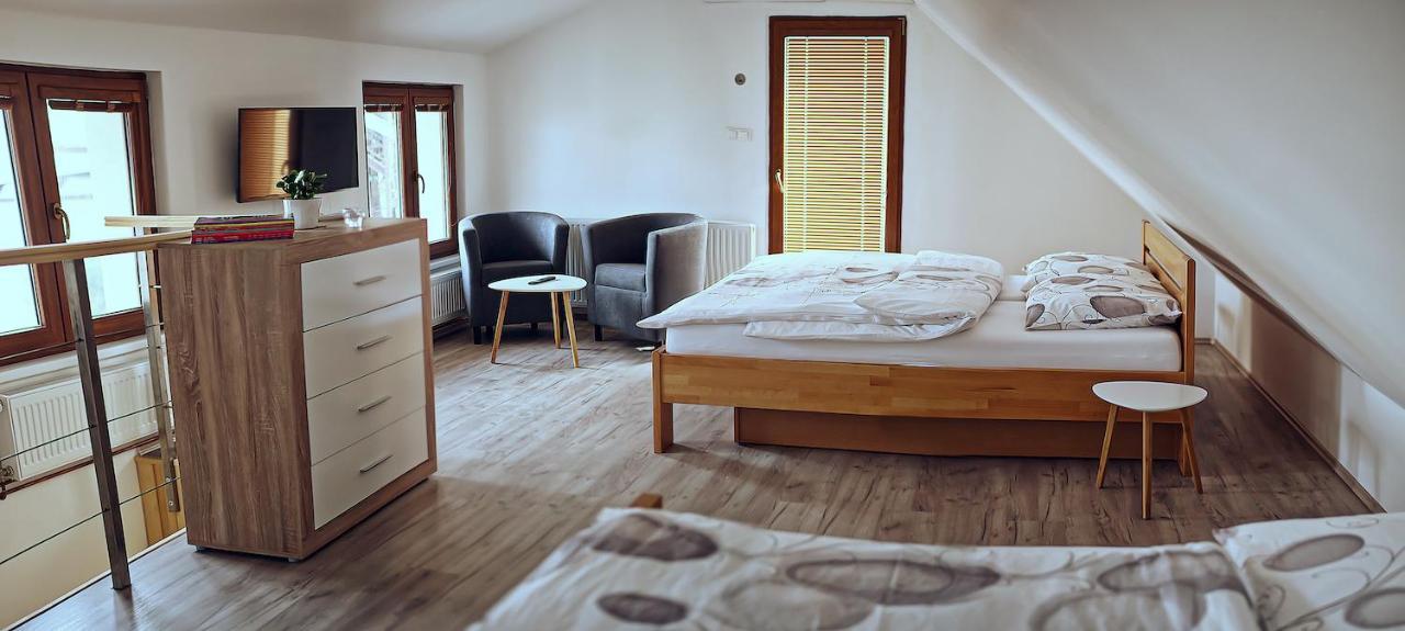 Nice Accommodation In Мікулов Екстер'єр фото