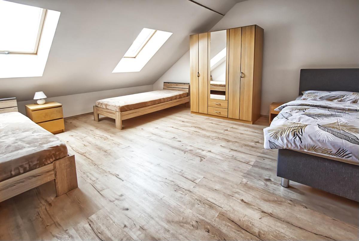 Nice Accommodation In Мікулов Екстер'єр фото