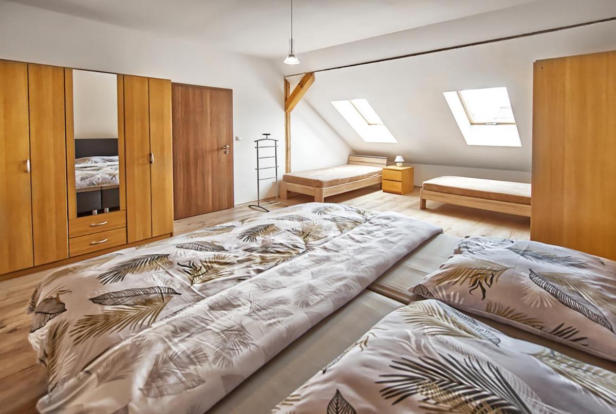 Nice Accommodation In Мікулов Екстер'єр фото