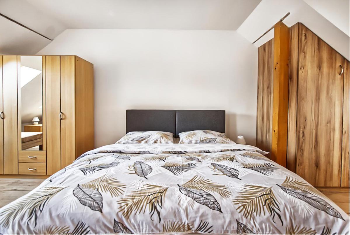Nice Accommodation In Мікулов Екстер'єр фото