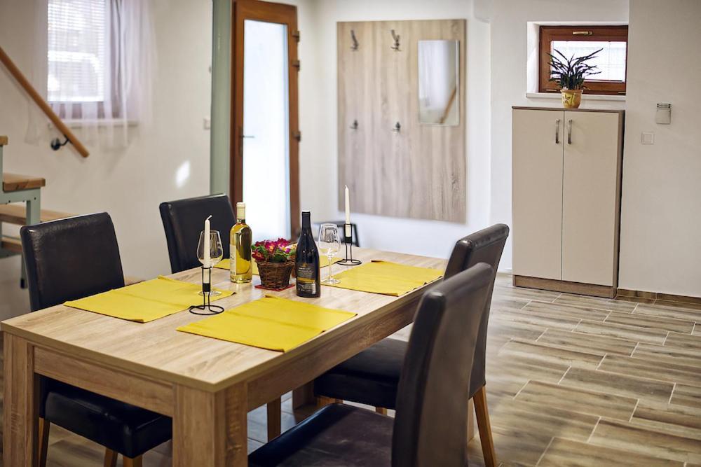 Nice Accommodation In Мікулов Екстер'єр фото