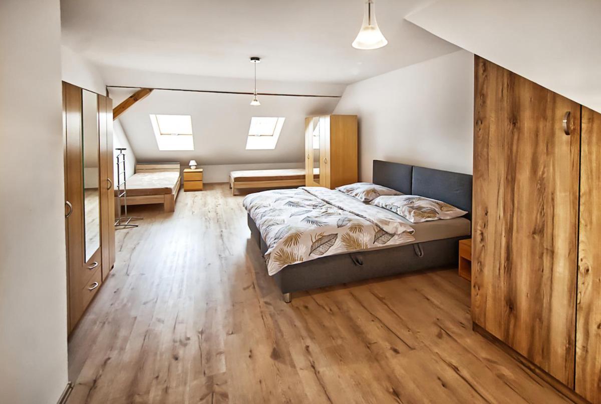 Nice Accommodation In Мікулов Екстер'єр фото
