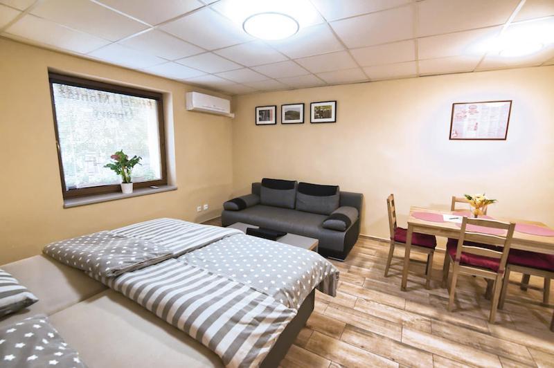 Nice Accommodation In Мікулов Екстер'єр фото